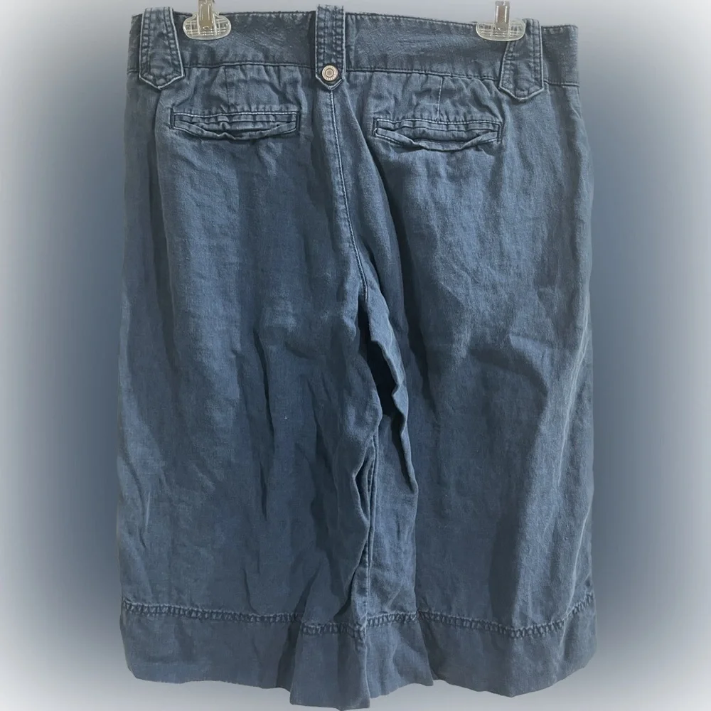 Express wide leg ladies blue capri pants. Super cute! Size 8.